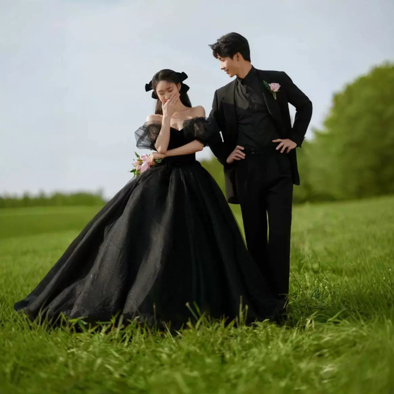 Rochie de mireasă neagră, fără bretele, cu tren lung, pentru ședințe foto în natură, în stil pădure