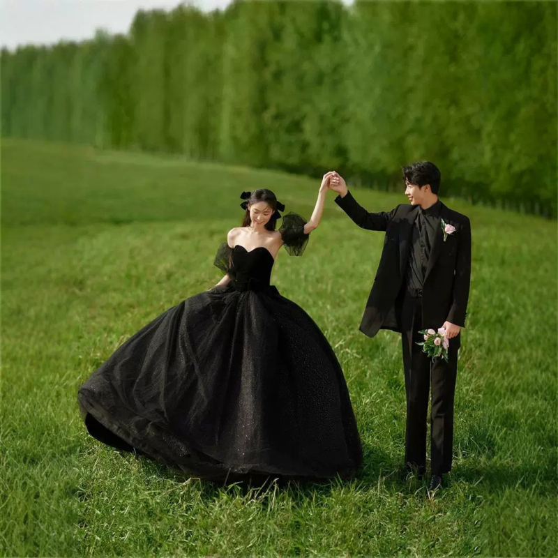 Rochie de mireasă neagră, fără bretele, cu tren lung, pentru ședințe foto în natură, în stil pădure