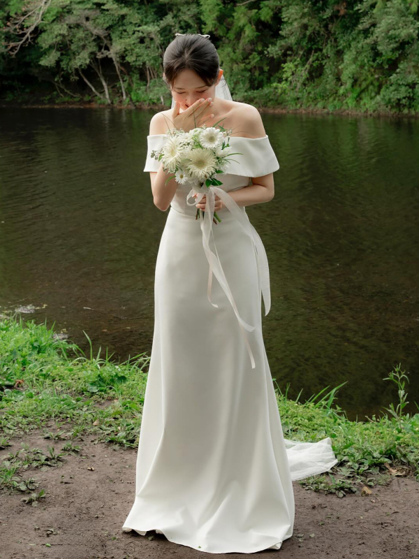 Rochie de mireasă ușoară în stil coreean, siluetă simplă fishtail, decolteu pe un umăr, mâneci cu volane în formă de frunză, pentru ședințe foto în studio și pentru logodnă