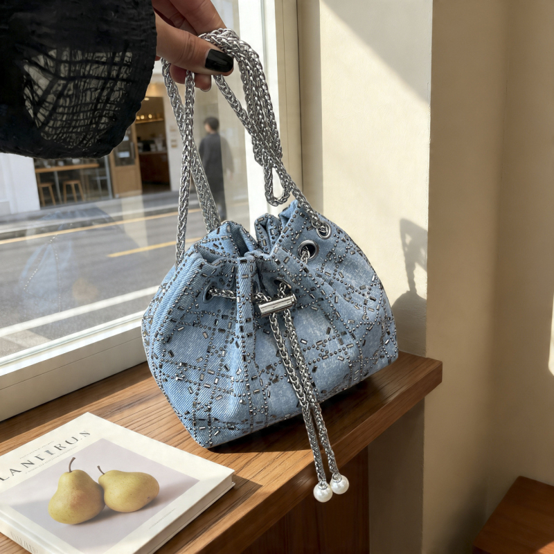 Geantă bucket din denim pentru femei, cu lanț, elegantă și luxoasă, purtare zilnică, vară 2025