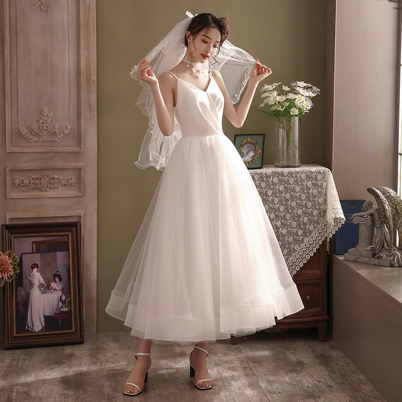 Rochie de mireasă ușoară pentru călătorii, stil minimalist inspirat din pădure, șic franțuzesc, croială care subțiază silueta, alb vintage, mini rochie cu bretele