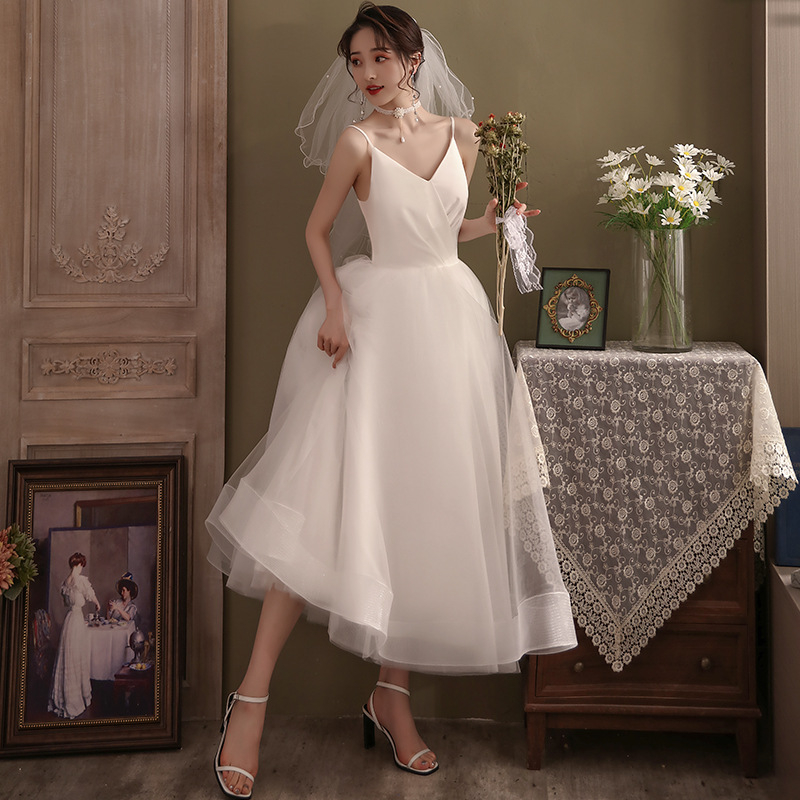 Rochie de mireasă ușoară pentru călătorii, stil minimalist inspirat din pădure, șic franțuzesc, croială care subțiază silueta, alb vintage, mini rochie cu bretele