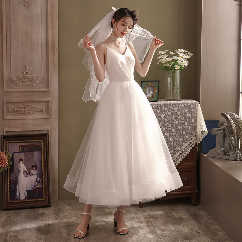 Rochie de mireasă ușoară pentru călătorii, stil minimalist inspirat din pădure, șic franțuzesc, croială care subțiază silueta, alb vintage, mini rochie cu bretele