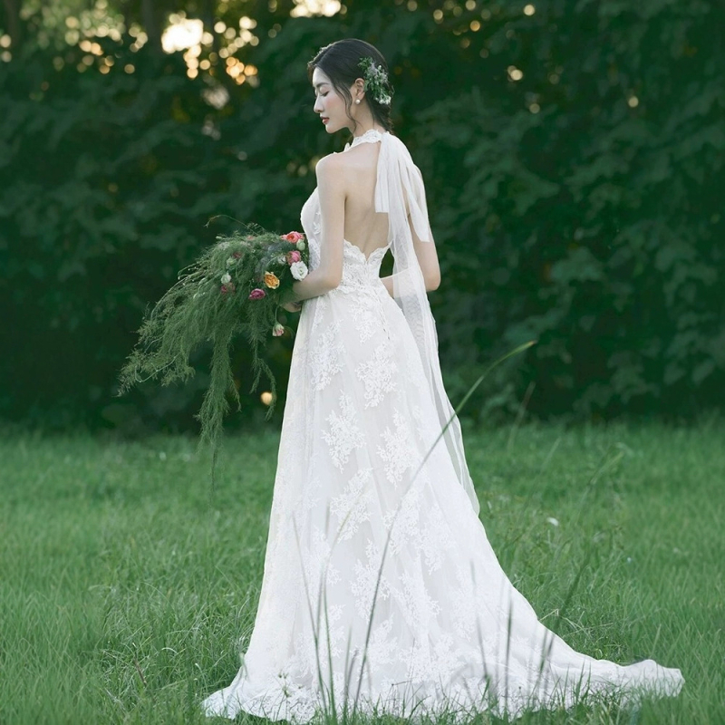 Rochie de mireasă din dantelă ușoară, Mori-inspired, decolteu halter, croială retro cu tren mic