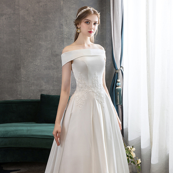 Rochie de mireasă cu un umăr, din satin, albă, simplă, lungă, croială A-line, pentru siluete mici