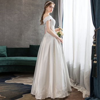 Rochie de mireasă cu un umăr, din satin, albă, simplă, lungă, croială A-line, pentru siluete mici