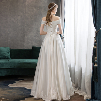 Rochie de mireasă cu un umăr, din satin, albă, simplă, lungă, croială A-line, pentru siluete mici