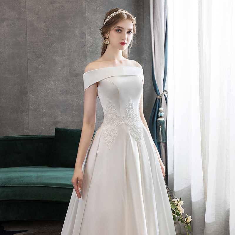 Rochie de mireasă cu un umăr, din satin, albă, simplă, lungă, croială A-line, pentru siluete mici