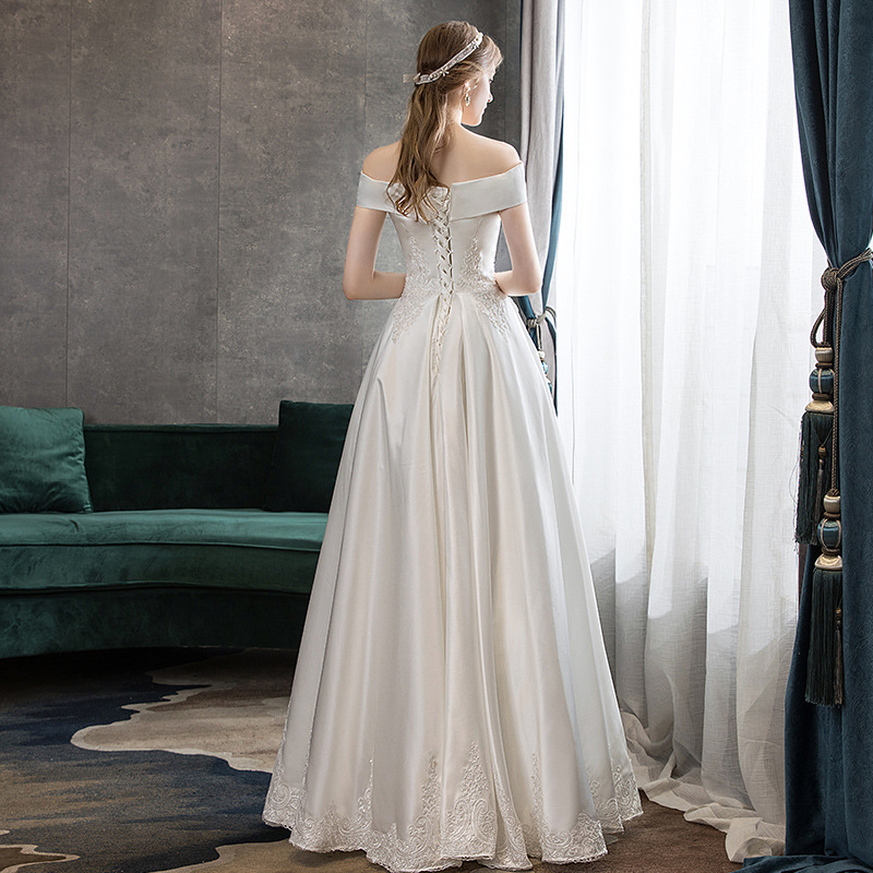 Rochie de mireasă cu un umăr, din satin, albă, simplă, lungă, croială A-line, pentru siluete mici