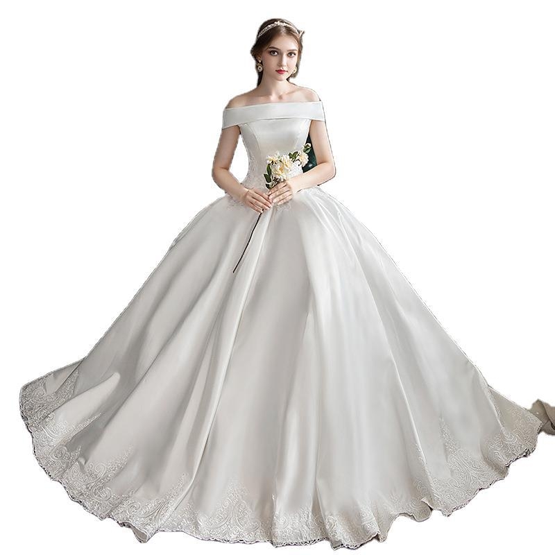 Rochie de mireasă cu un umăr, din satin, albă, simplă, lungă, croială A-line, pentru siluete mici