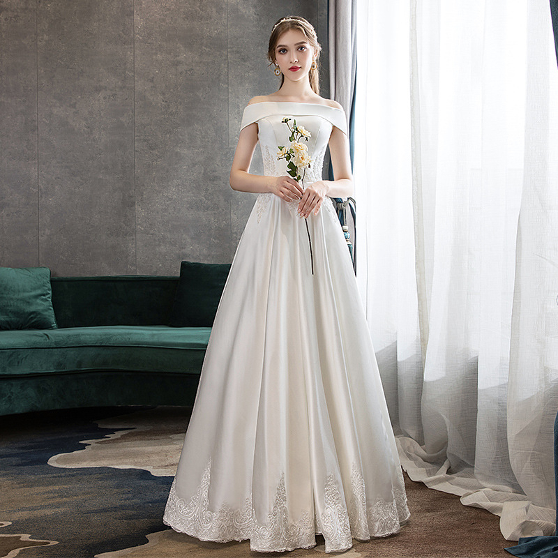 Rochie de mireasă cu un umăr, din satin, albă, simplă, lungă, croială A-line, pentru siluete mici