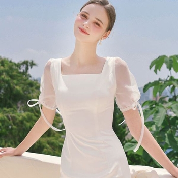 Rochie de mireasă din satin cu inspirație franceză, design simplu, mâneci scurte, siluetă de tip fishtail, albă, cu voal