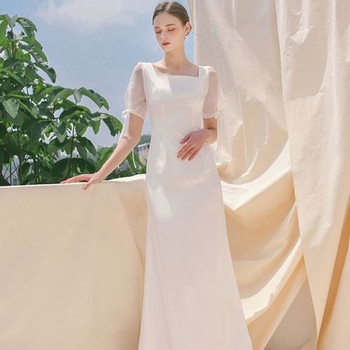 Rochie de mireasă din satin cu inspirație franceză, design simplu, mâneci scurte, siluetă de tip fishtail, albă, cu voal