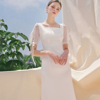 Rochie de mireasă din satin cu inspirație franceză, design simplu, mâneci scurte, siluetă de tip fishtail, albă, cu voal