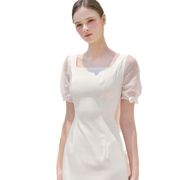 Rochie de mireasă din satin cu inspirație franceză, design simplu, mâneci scurte, siluetă de tip fishtail, albă, cu voal