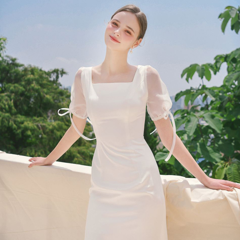Rochie de mireasă din satin cu inspirație franceză, design simplu, mâneci scurte, siluetă de tip fishtail, albă, cu voal