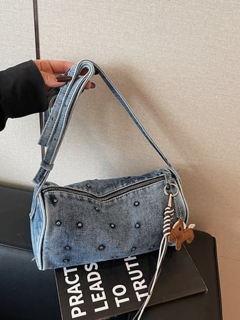 Geantă de damă din denim, mică rotundă cu ținte metalice, textură cilindrică, curea peste umăr, geantă pentru pixuri, design 2026