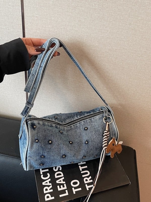 Geantă de damă din denim, mică rotundă cu ținte metalice, textură cilindrică, curea peste umăr, geantă pentru pixuri, design 2026