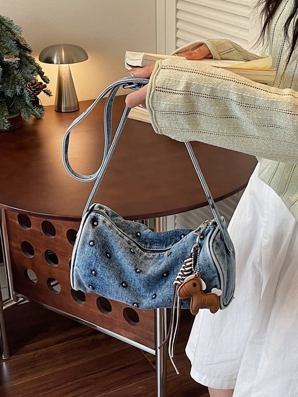 Geantă de damă din denim, mică rotundă cu ținte metalice, textură cilindrică, curea peste umăr, geantă pentru pixuri, design 2026