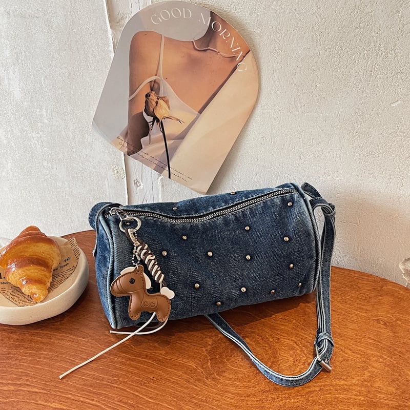 Geantă de damă din denim, mică rotundă cu ținte metalice, textură cilindrică, curea peste umăr, geantă pentru pixuri, design 2026