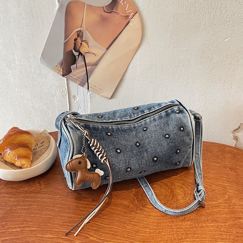 Geantă de damă din denim, mică rotundă cu ținte metalice, textură cilindrică, curea peste umăr, geantă pentru pixuri, design 2026