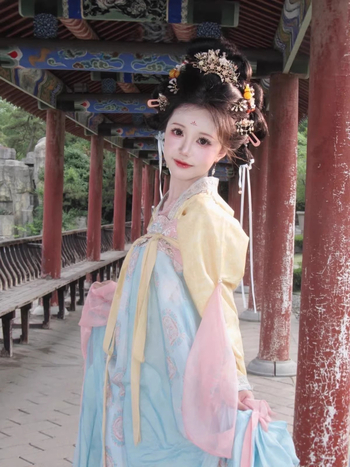Rochie tradițională chineză strălucitoare, design restaurat în stil Tang, talie înaltă, mâneci largi, broderie complexă, purtare zilnică, look feeric, colecție primăvară-vară și primăvară-toamnă.