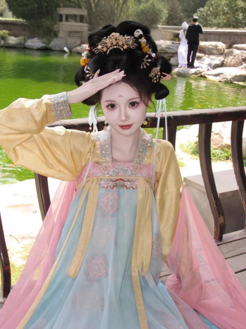 Rochie tradițională chineză strălucitoare, design restaurat în stil Tang, talie înaltă, mâneci largi, broderie complexă, purtare zilnică, look feeric, colecție primăvară-vară și primăvară-toamnă.