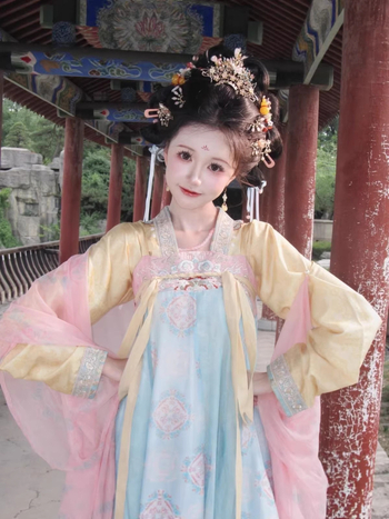Rochie tradițională chineză strălucitoare, design restaurat în stil Tang, talie înaltă, mâneci largi, broderie complexă, purtare zilnică, look feeric, colecție primăvară-vară și primăvară-toamnă.