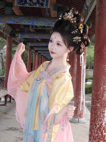 Rochie tradițională chineză strălucitoare, design restaurat în stil Tang, talie înaltă, mâneci largi, broderie complexă, purtare zilnică, look feeric, colecție primăvară-vară și primăvară-toamnă.