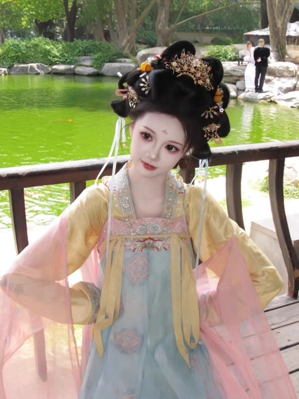 Rochie tradițională chineză strălucitoare, design restaurat în stil Tang, talie înaltă, mâneci largi, broderie complexă, purtare zilnică, look feeric, colecție primăvară-vară și primăvară-toamnă.