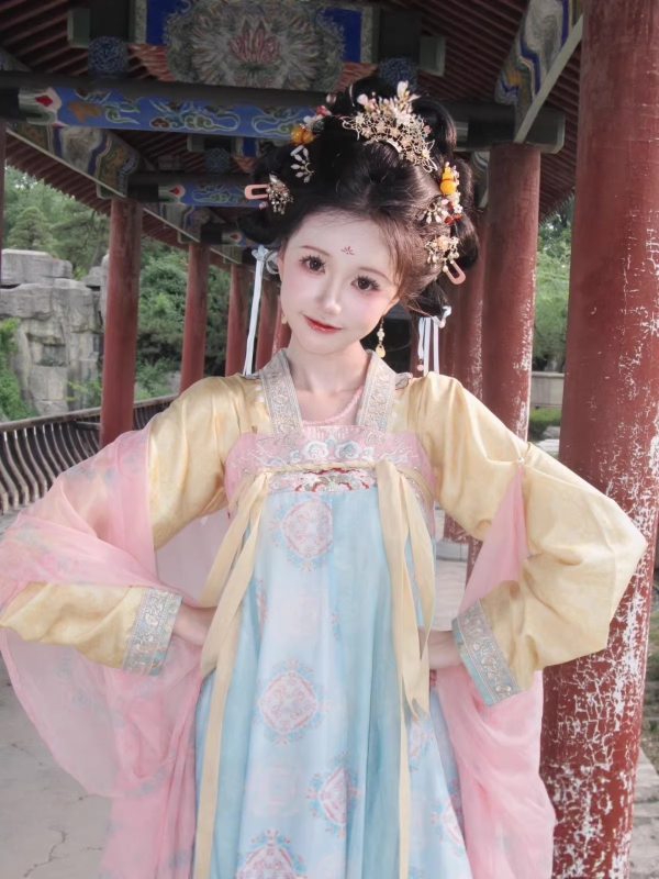 Rochie tradițională chineză strălucitoare, design restaurat în stil Tang, talie înaltă, mâneci largi, broderie complexă, purtare zilnică, look feeric, colecție primăvară-vară și primăvară-toamnă.