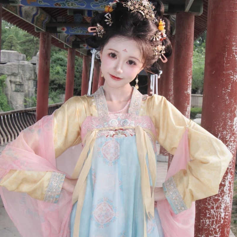 Rochie tradițională chineză strălucitoare, design restaurat în stil Tang, talie înaltă, mâneci largi, broderie complexă, purtare zilnică, look feeric, colecție primăvară-vară și primăvară-toamnă.