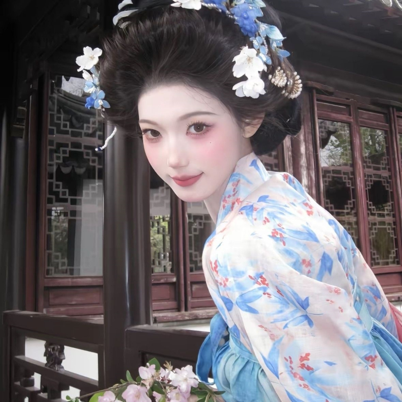 Set two piese albastru deschis, inspirat de hanfu, pentru femei: top cu mâneci largi până la piept și fustă brodată cu motive florale, primăvară-vară, stil chinezesc, Tang-stil