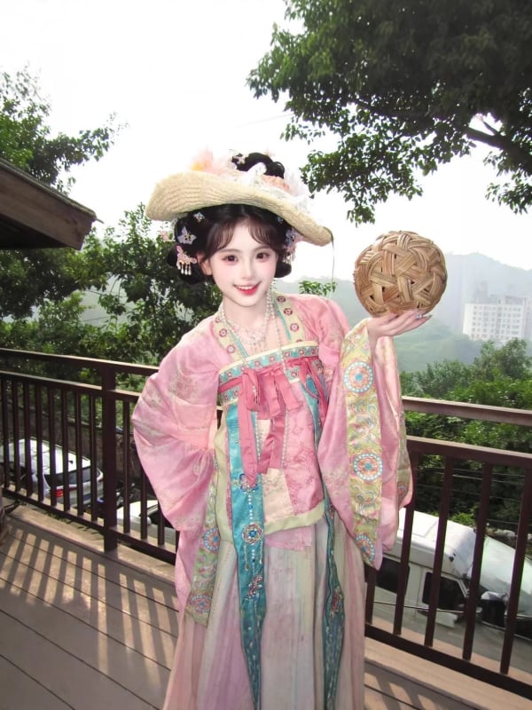 Hanfu în stil Tang, cu două moduri de purtare, panouri brodate flotante, lungime până la talie și până la bust, set de patru piese, construcție robustă