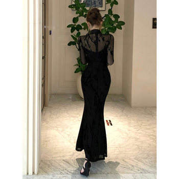 Új kínai-stílusú, továbbfejlesztett cheongsam fekete hálós anyagú női ruha, hosszú karcsú bodycon fazon, őszi 2025.