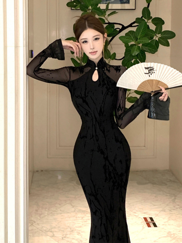Új kínai-stílusú, továbbfejlesztett cheongsam fekete hálós anyagú női ruha, hosszú karcsú bodycon fazon, őszi 2025.
