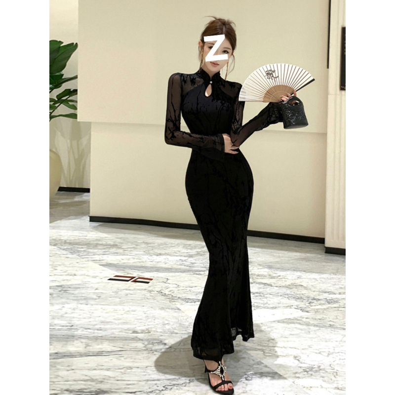 Új kínai-stílusú, továbbfejlesztett cheongsam fekete hálós anyagú női ruha, hosszú karcsú bodycon fazon, őszi 2025.