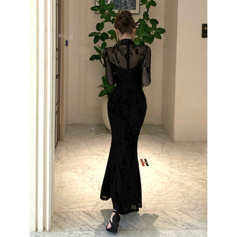 Új kínai-stílusú, továbbfejlesztett cheongsam fekete hálós anyagú női ruha, hosszú karcsú bodycon fazon, őszi 2025.