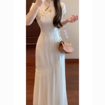 Luxusos új kínai stílusú jacquard ruha, elegáns bojtokkal és derekat hangsúlyozó vonalvezetéssel.