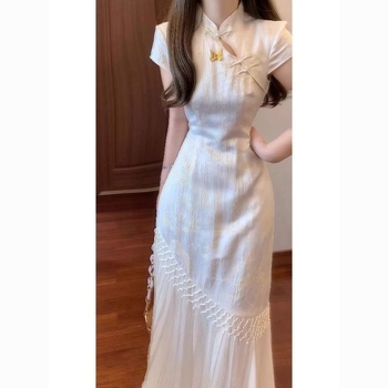 Luxusos új kínai stílusú jacquard ruha, elegáns bojtokkal és derekat hangsúlyozó vonalvezetéssel.