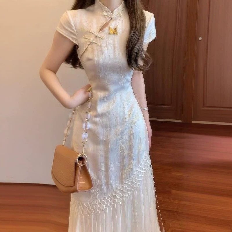 Luxusos új kínai stílusú jacquard ruha, elegáns bojtokkal és derekat hangsúlyozó vonalvezetéssel.