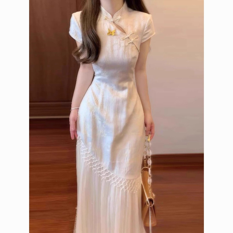 Luxusos új kínai stílusú jacquard ruha, elegáns bojtokkal és derekat hangsúlyozó vonalvezetéssel.