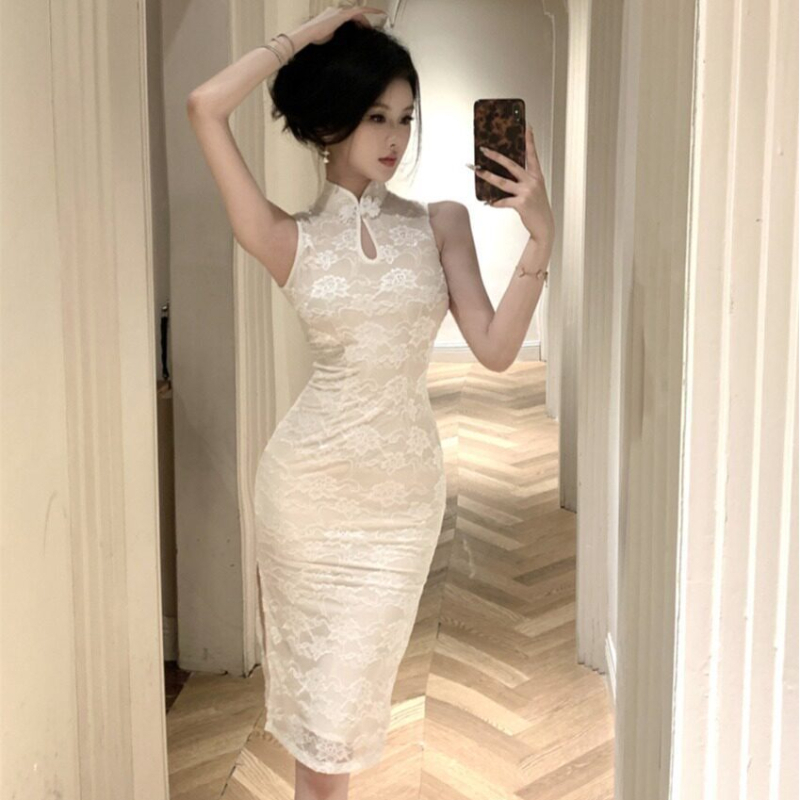 Fehér ujjatlan Cheongsam-stílusú ruha, álló gallérral, testhezálló fazon, átlátszó csipke és hasíték.