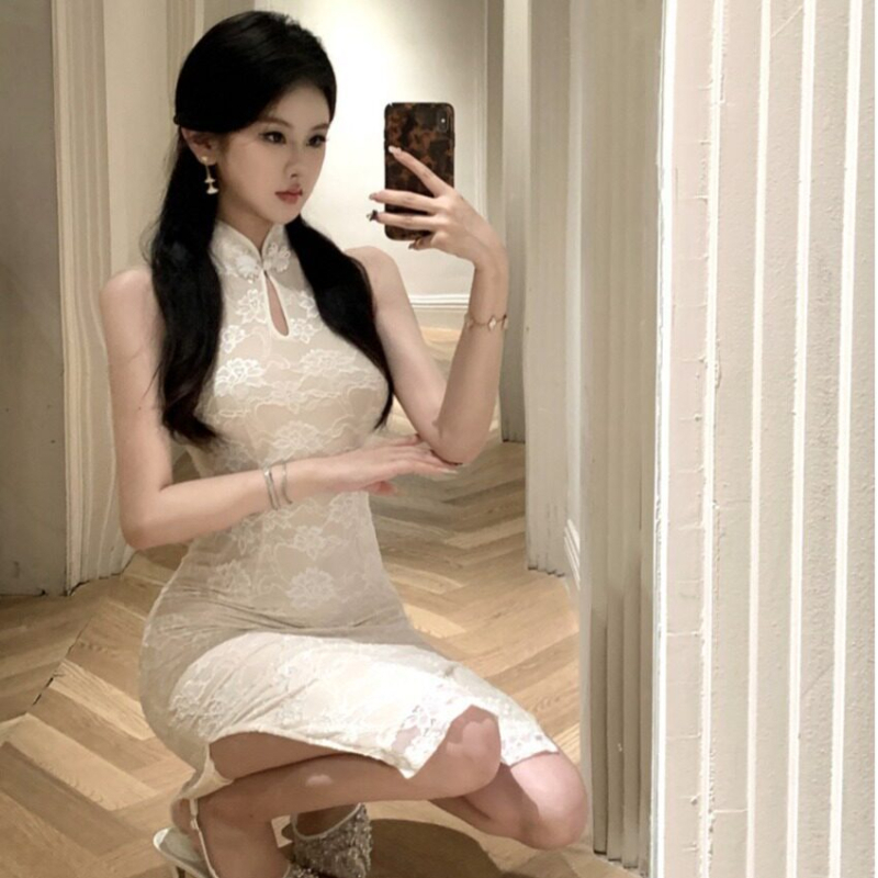 Fehér ujjatlan Cheongsam-stílusú ruha, álló gallérral, testhezálló fazon, átlátszó csipke és hasíték.