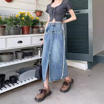 Elöl nyíló denim midi szoknya, őszi fazon, körte alakú sziluettet kiemelő fazon, csípő takaró, nyers szegély