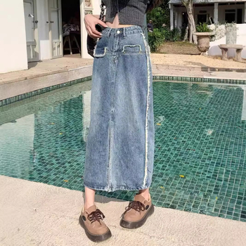 Elöl nyíló denim midi szoknya, őszi fazon, körte alakú sziluettet kiemelő fazon, csípő takaró, nyers szegély