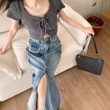 Elöl nyíló denim midi szoknya, őszi fazon, körte alakú sziluettet kiemelő fazon, csípő takaró, nyers szegély