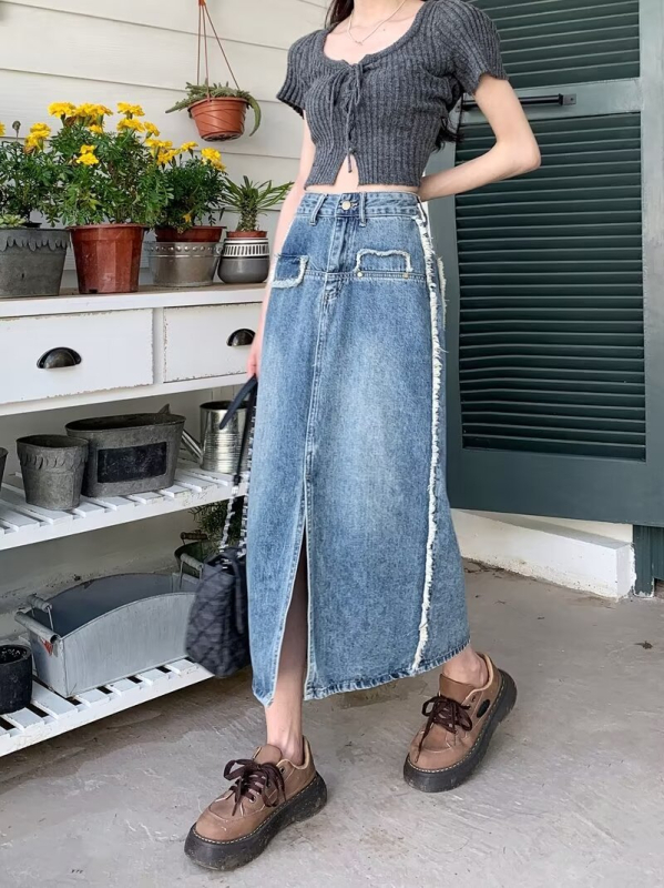 Elöl nyíló denim midi szoknya, őszi fazon, körte alakú sziluettet kiemelő fazon, csípő takaró, nyers szegély