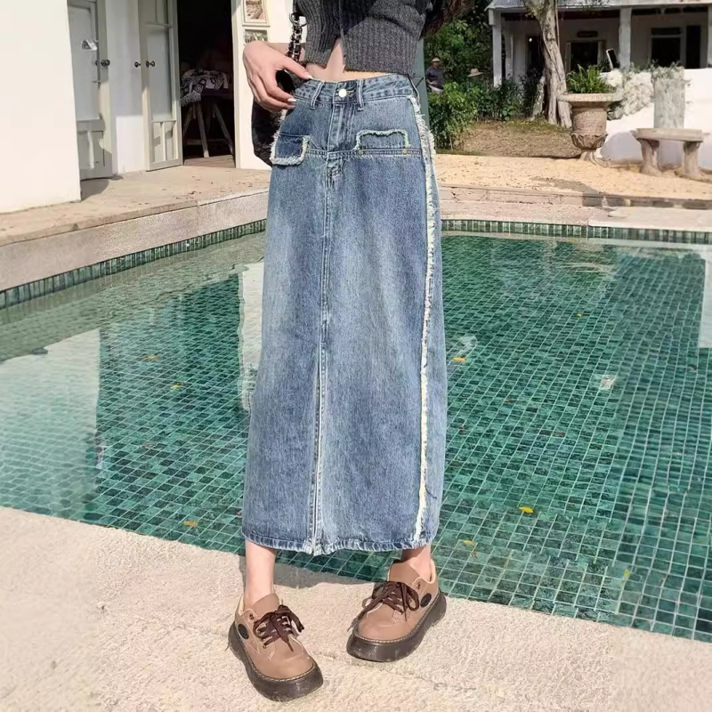 Elöl nyíló denim midi szoknya, őszi fazon, körte alakú sziluettet kiemelő fazon, csípő takaró, nyers szegély