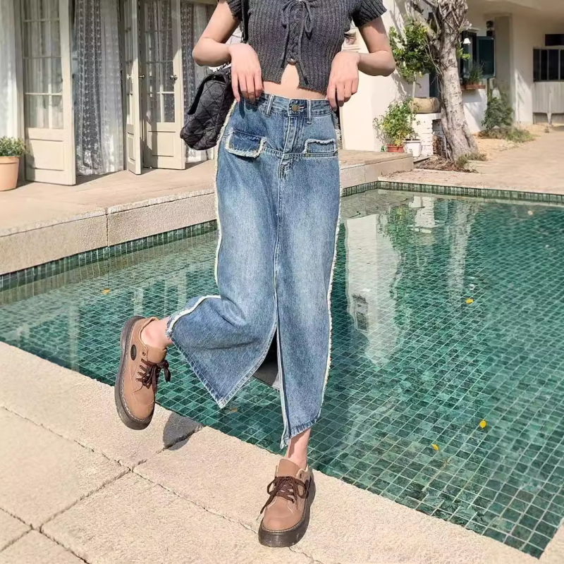 Elöl nyíló denim midi szoknya, őszi fazon, körte alakú sziluettet kiemelő fazon, csípő takaró, nyers szegély